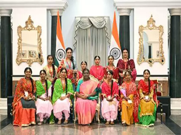President Murmu ने राष्ट्रपति भवन में पूरे भारत के स्कूली छात्रों के साथ रक्षा बंधन मनाया President Murmu ने राष्ट्रपति भवन में पूरे भारत के स्कूली छात्रों के साथ रक्षा बंधन मनाया