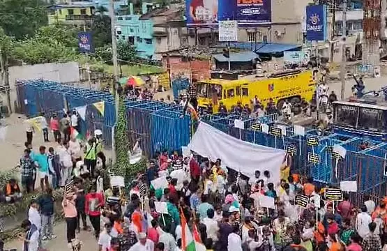 नबान्ना अभियान में आरजी कर पीड़ित की मां घायल, अस्पताल ले जाया गया नबान्ना अभियान में आरजी कर पीड़ित की मां घायल, अस्पताल ले जाया गया