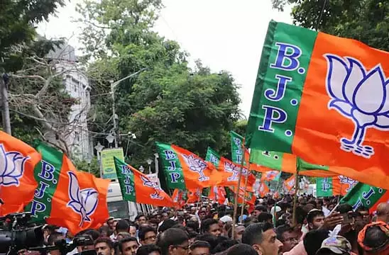 उत्तर 24 परगना में पद्म शिविर विवादों में उत्तर 24 परगना में पद्म शिविर विवादों में