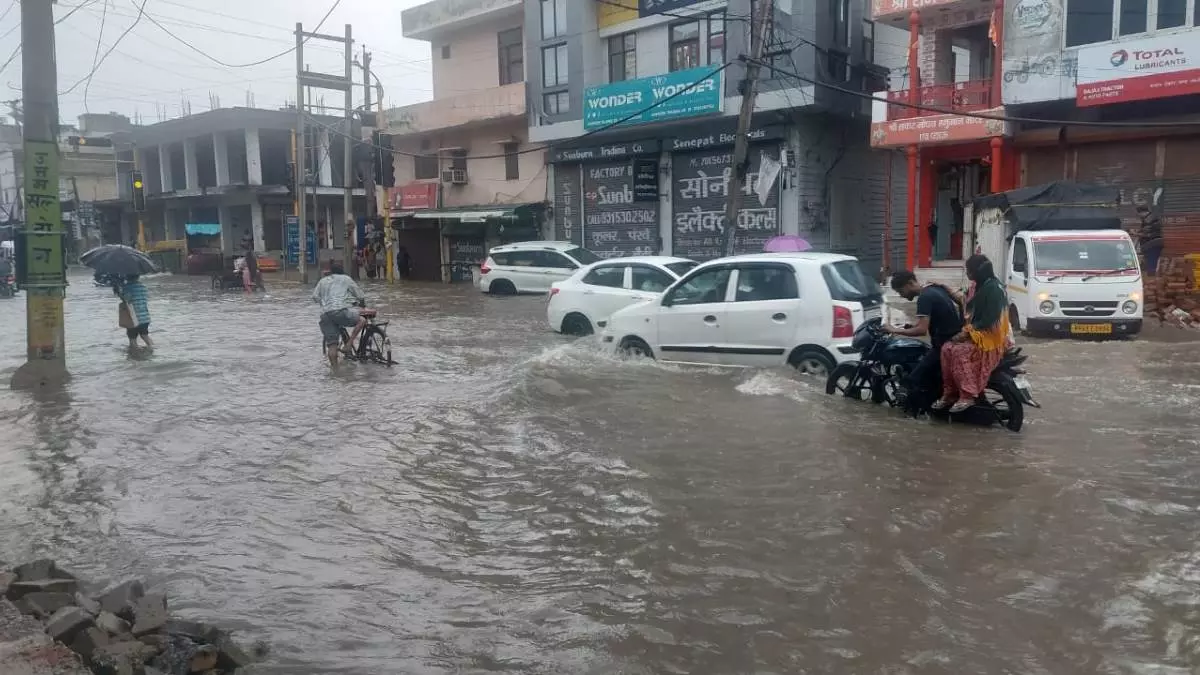 Sonipat: बारिश से सोनीपत में त्योहार और ट्रैफिक पर असर Sonipat: बारिश से सोनीपत में त्योहार और ट्रैफिक पर असर