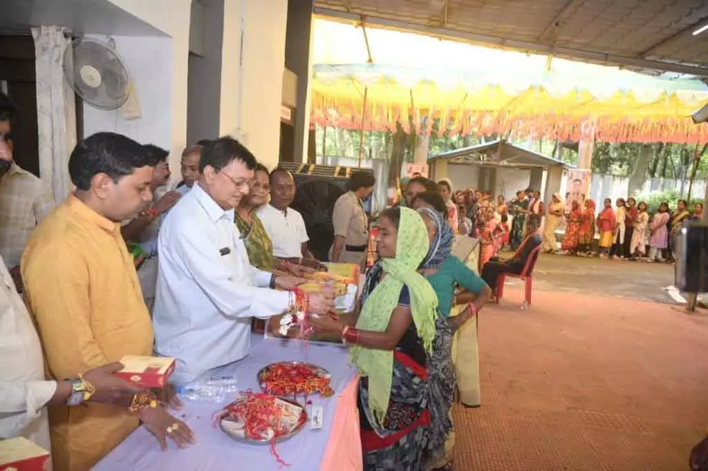 मंत्री लखन लाल देवांगन को 10 हज़ार से अधिक बहनों ने बाँधी स्नेह की डोर मंत्री लखन लाल देवांगन को 10 हज़ार से अधिक बहनों ने बाँधी स्नेह की डोर