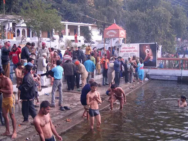 Nahan: श्रद्धालुओं ने रेणुका जी सरोवर में किया आस्था स्नान Nahan: श्रद्धालुओं ने रेणुका जी सरोवर में किया आस्था स्नान