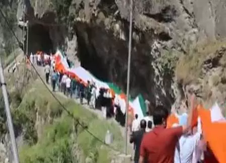 Kupwara जिले में नियंत्रण रेखा के पास टीटवाल में मेगा तिरंगा रैली आयोजित Kupwara जिले में नियंत्रण रेखा के पास टीटवाल में मेगा तिरंगा रैली आयोजित
