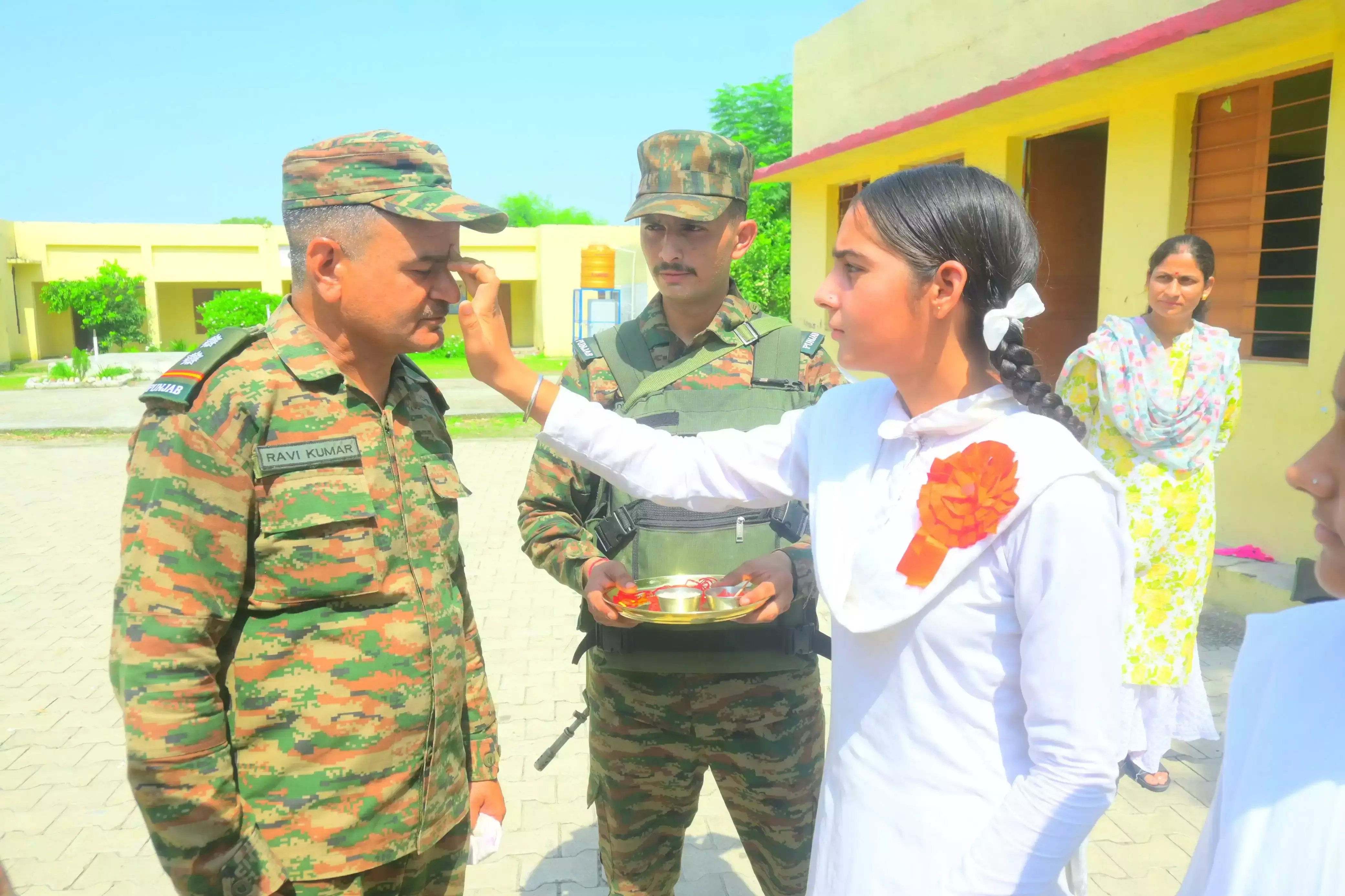 Jammu: रक्षाबंधन पर सेना व छात्राओं का भावुक मिलन Jammu: रक्षाबंधन पर सेना व छात्राओं का भावुक मिलन