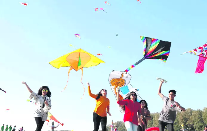 Jammu: युवाओं को परंपराओं से जोड़ने का संदेश, रक्षाबंधन पर पतंगबाजी Jammu: युवाओं को परंपराओं से जोड़ने का संदेश, रक्षाबंधन पर पतंगबाजी