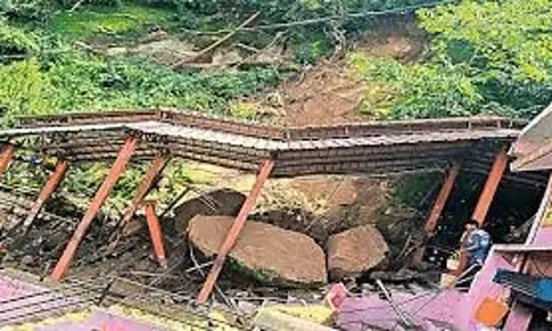 Himachal: मंदिर मार्ग पर गिरी विशाल चट्टान, मंदिर जाने का रास्ता बंद Himachal: मंदिर मार्ग पर गिरी विशाल चट्टान, मंदिर जाने का रास्ता बंद