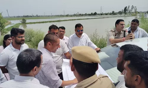 DC ने हिसार के गांवों में बाढ़ प्रभावित क्षेत्रों का निरीक्षण किया