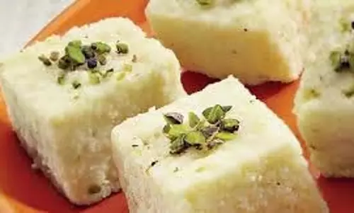 Raksha Bandhan 2025: राखी पर बनाएं देसी स्टाइल कलाकंद Raksha Bandhan 2025: राखी पर बनाएं देसी स्टाइल कलाकंद