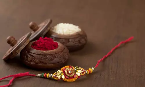 Raksha Bandhan 2025:भाई को राखी बांधते समय इन मंत्रों का करें जाप, जानें विधि और शुभ मुहूर्त Raksha Bandhan 2025:भाई को राखी बांधते समय इन मंत्रों का करें जाप, जानें विधि और शुभ मुहूर्त