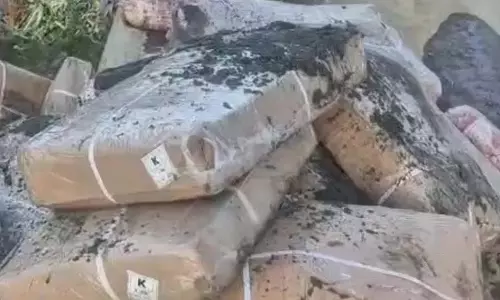 बारामूला के खाद्य व्यवसाय संचालकों ने बड़ी मात्रा में जमे हुए मांस का निपटान किया बारामूला के खाद्य व्यवसाय संचालकों ने बड़ी मात्रा में जमे हुए मांस का निपटान किया