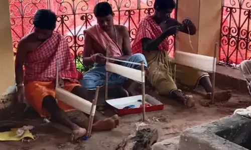 मां दंतेश्वरी को कच्चे सूत से बनी राखी चढ़ी, 800 साल पुरानी परंपरा के बारे में जानिए मां दंतेश्वरी को कच्चे सूत से बनी राखी चढ़ी, 800 साल पुरानी परंपरा के बारे में जानिए