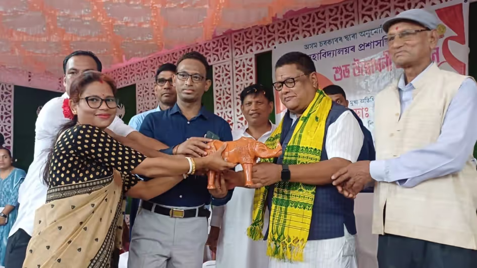 Assam : रानोज पेगु ने धुबरी के हाथीधुरा कॉलेज में 1 करोड़ रुपये की प्रशासनिक इमारत का उद्घाटन Assam : रानोज पेगु ने धुबरी के हाथीधुरा कॉलेज में 1 करोड़ रुपये की प्रशासनिक इमारत का उद्घाटन