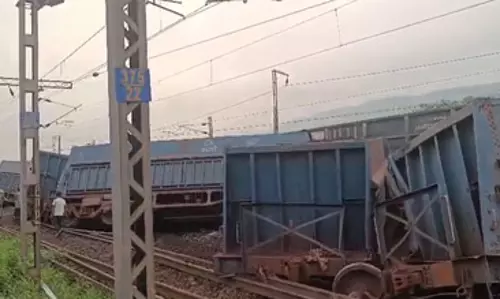 दो मालगाड़ियों की टक्कर, दर्जनों डिब्बे पटरी से उतरे