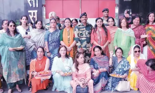 सुचेतगढ़ में बीएसएफ जवानों के साथ मनाया रक्षाबंधन सुचेतगढ़ में बीएसएफ जवानों के साथ मनाया रक्षाबंधन