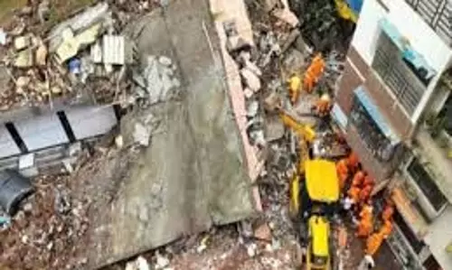 Maharashtra: दोपहिया वाहन शोरूम की इमारत ढही, 3 की मौत Maharashtra: दोपहिया वाहन शोरूम की इमारत ढही, 3 की मौत