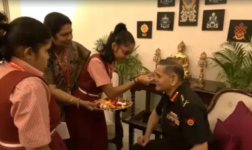 रक्षाबंधन पर बच्चियों ने सेना प्रमुख जनरल उपेंद्र द्विवेदी को बांधी राखी, सेना ने साझा किया वीडियो