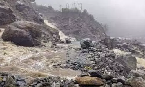 Uttarakhand: थम गईं चारधाम यात्रा की रफ्तार, भूस्खलन ने बढ़ाई मुश्किल Uttarakhand: थम गईं चारधाम यात्रा की रफ्तार, भूस्खलन ने बढ़ाई मुश्किल