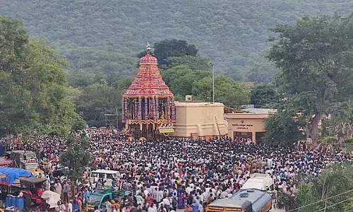 मदुरै अलगर मंदिर आदि ब्रह्मोत्सव रथ परेड एक भव्य दृश्य है मदुरै अलगर मंदिर आदि ब्रह्मोत्सव रथ परेड एक भव्य दृश्य है