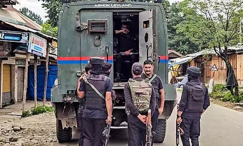 कुलगाम मुठभेड़ 9वें दिन भी जारी, दो जवान शहीद