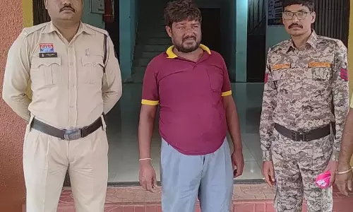 देशी शराब के साथ कोचिया गिरफ्तार देशी शराब के साथ कोचिया गिरफ्तार