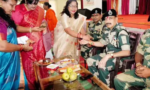 BSF जवानों को रक्षा सूत्र बांधी गई