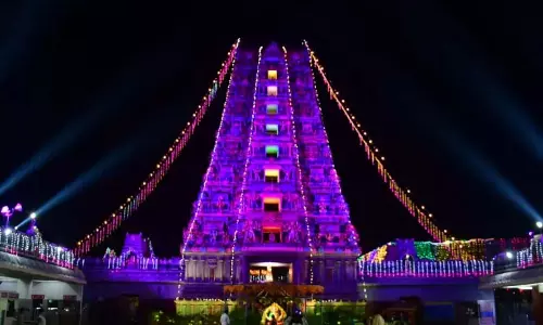 Andhra: वरलक्ष्मी व्रत के लिए दुर्गा मंदिर में भक्तों की भीड़ उमड़ पड़ी Andhra: वरलक्ष्मी व्रत के लिए दुर्गा मंदिर में भक्तों की भीड़ उमड़ पड़ी
