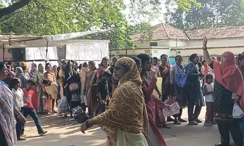 रायपुर जेल में कैदी भाइयों को बहनों ने बांधी राखी रायपुर जेल में कैदी भाइयों को बहनों ने बांधी राखी