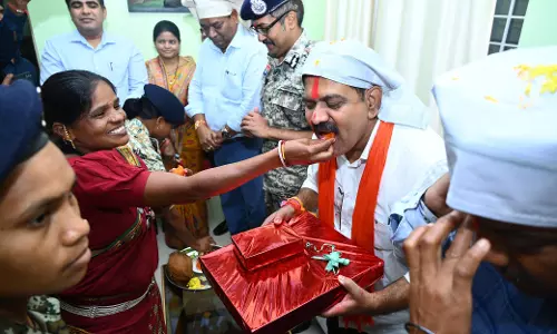 महिला कमांडो और सरेंडर नक्सलियों ने गृहमंत्री विजय शर्मा को बांधी राखी महिला कमांडो और सरेंडर नक्सलियों ने गृहमंत्री विजय शर्मा को बांधी राखी