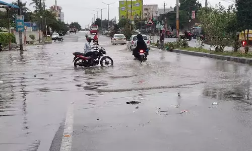 भारी बारिश: सड़क पर पानी बह निकला