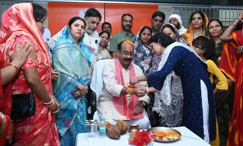 बीजेपी नेत्रियों ने लोरमी में डिप्टी सीएम अरुण साव को बांधी राखी बीजेपी नेत्रियों ने लोरमी में डिप्टी सीएम अरुण साव को बांधी राखी