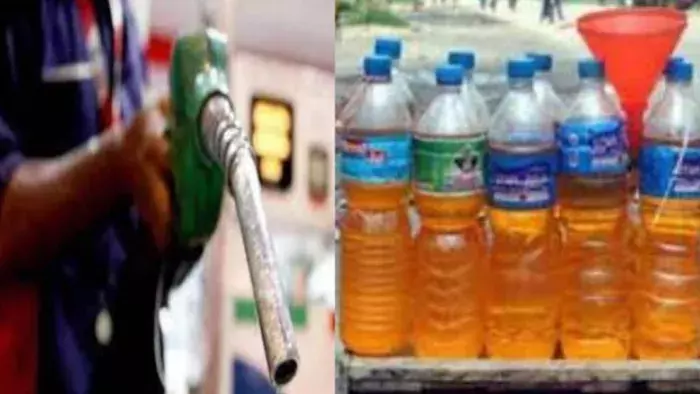 Deoria: नियमों को अनदेखा कर पेट्रोल पंप पर बोतल में पेट्रोल बिक्री Deoria: नियमों को अनदेखा कर पेट्रोल पंप पर बोतल में पेट्रोल बिक्री