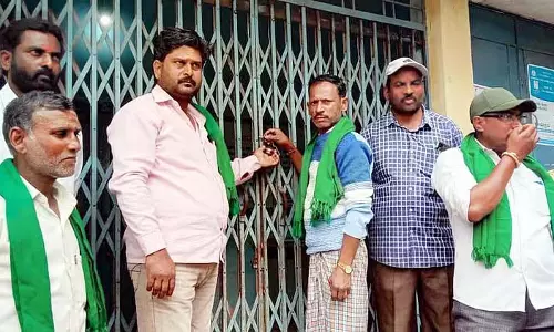 Savanur : पशु चिकित्सालय पर तालाबंदी के विरोध में प्रदर्शन Savanur : पशु चिकित्सालय पर तालाबंदी के विरोध में प्रदर्शन
