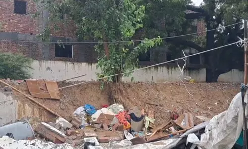बारिश के बीच बिल्डिंग की दीवार गिरी, कई लोग घायल हुए बारिश के बीच बिल्डिंग की दीवार गिरी, कई लोग घायल हुए