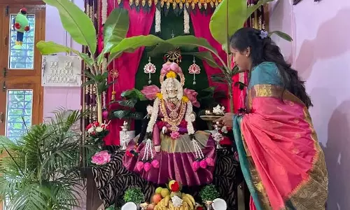 वरमहालक्ष्मी उत्सव; घरों, दुकानों में पूजा करें