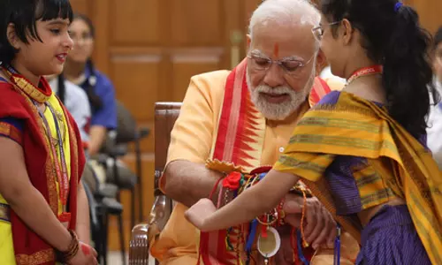 रक्षाबंधन के अवसर पर स्कूली छात्राओं ने प्रधानमंत्री मोदी को बांधी राखी रक्षाबंधन के अवसर पर स्कूली छात्राओं ने प्रधानमंत्री मोदी को बांधी राखी