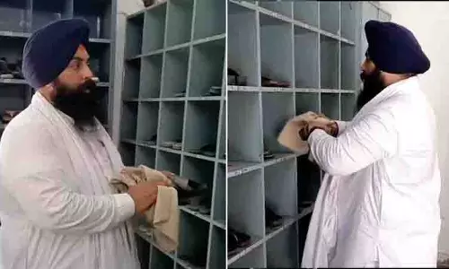 Punjab के मंत्री बैंस ने श्रीनगर में आयोजित कार्यक्रम के लिए तनखाह के तहत श्रद्धालुओं के जूते साफ किए
