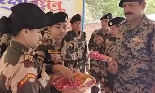 राजस्थान की सीमा चौकियों पर बीएसएफ जवानों ने एक-दूसरे को राखी की शुभकामनाएं दीं
