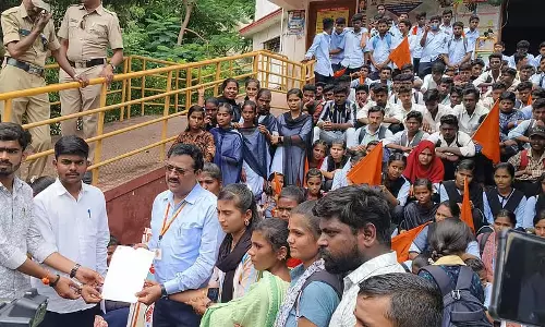 Vijayapura : एबीवीपी ने रसोई सहायकों के निलंबन की मांग की