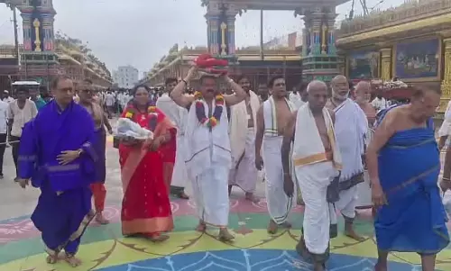 Karnataka : श्रीवारी वस्त्र टीटीडी से मंत्रालय पहुंचे Karnataka : श्रीवारी वस्त्र टीटीडी से मंत्रालय पहुंचे