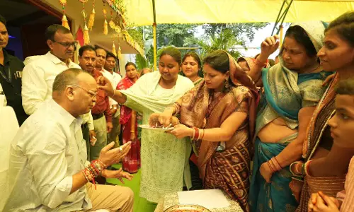 कुरूद निवास में विधायक अजय चंद्राकर को बहनों ने बांधी राखी कुरूद निवास में विधायक अजय चंद्राकर को बहनों ने बांधी राखी