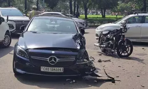 मर्सिडीज और बाइक की टक्कर में चंडीगढ़ पुलिसकर्मी गंभीर रूप से घायल