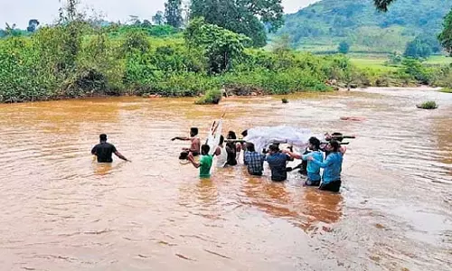 Odisha में पुल के बिना ग्रामीणों ने शव को नदी पार कराया Odisha में पुल के बिना ग्रामीणों ने शव को नदी पार कराया