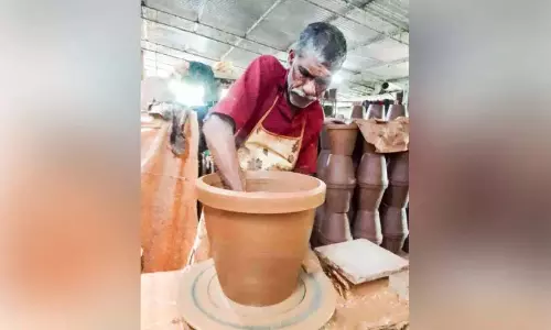 Kerala : मिट्टी के बर्तन बनाने वाला क्षेत्र संकट में है Kerala : मिट्टी के बर्तन बनाने वाला क्षेत्र संकट में है