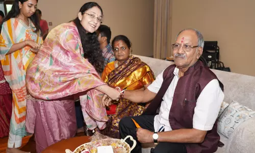 MP बृजमोहन अग्रवाल को बहनों ने बांधी राखी MP बृजमोहन अग्रवाल को बहनों ने बांधी राखी