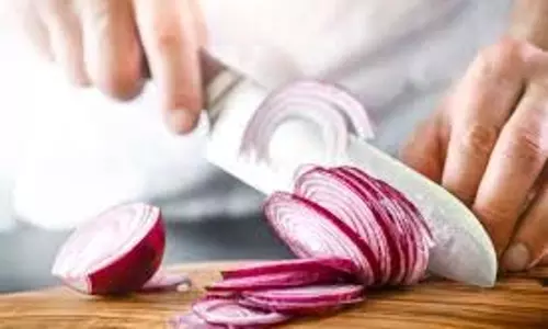 प्याज काटने से आंसू क्यों आते हैं? जानें इसके पीछे की रासायनिकी प्याज काटने से आंसू क्यों आते हैं? जानें इसके पीछे की रासायनिकी