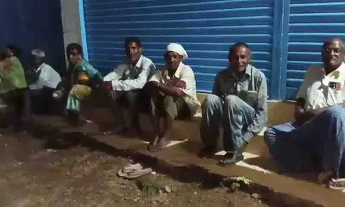 वेमुलावाड़ा MLA के पैतृक गांव में यूरिया के लिए रात तक इंतजार करने को मजबूर किसान वेमुलावाड़ा MLA के पैतृक गांव में यूरिया के लिए रात तक इंतजार करने को मजबूर किसान