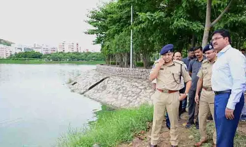 गाचीबोवली में बाढ़ से हुई तबाही के बाद Hydra प्रमुख एवी रंगनाथ ने मलकम चेरुवु का दौरा किया