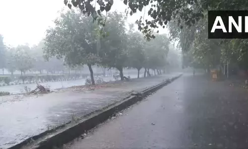 Delhi के जैतपुर में भारी बारिश के बाद दीवार गिरने से 7 लोगों की मौत Delhi के जैतपुर में भारी बारिश के बाद दीवार गिरने से 7 लोगों की मौत