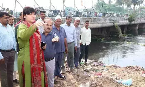 Hyderabad कलेक्टर ने बाढ़ की स्थिति का आकलन करने के लिए चदरघाट का दौरा किया Hyderabad कलेक्टर ने बाढ़ की स्थिति का आकलन करने के लिए चदरघाट का दौरा किया