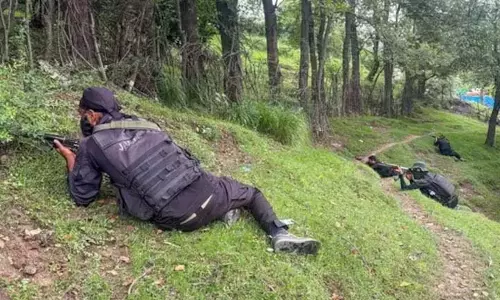 जम्मू-कश्मीर के कुलगाम में नौवें दिन भी गोलीबारी जारी, दो जवान शहीद